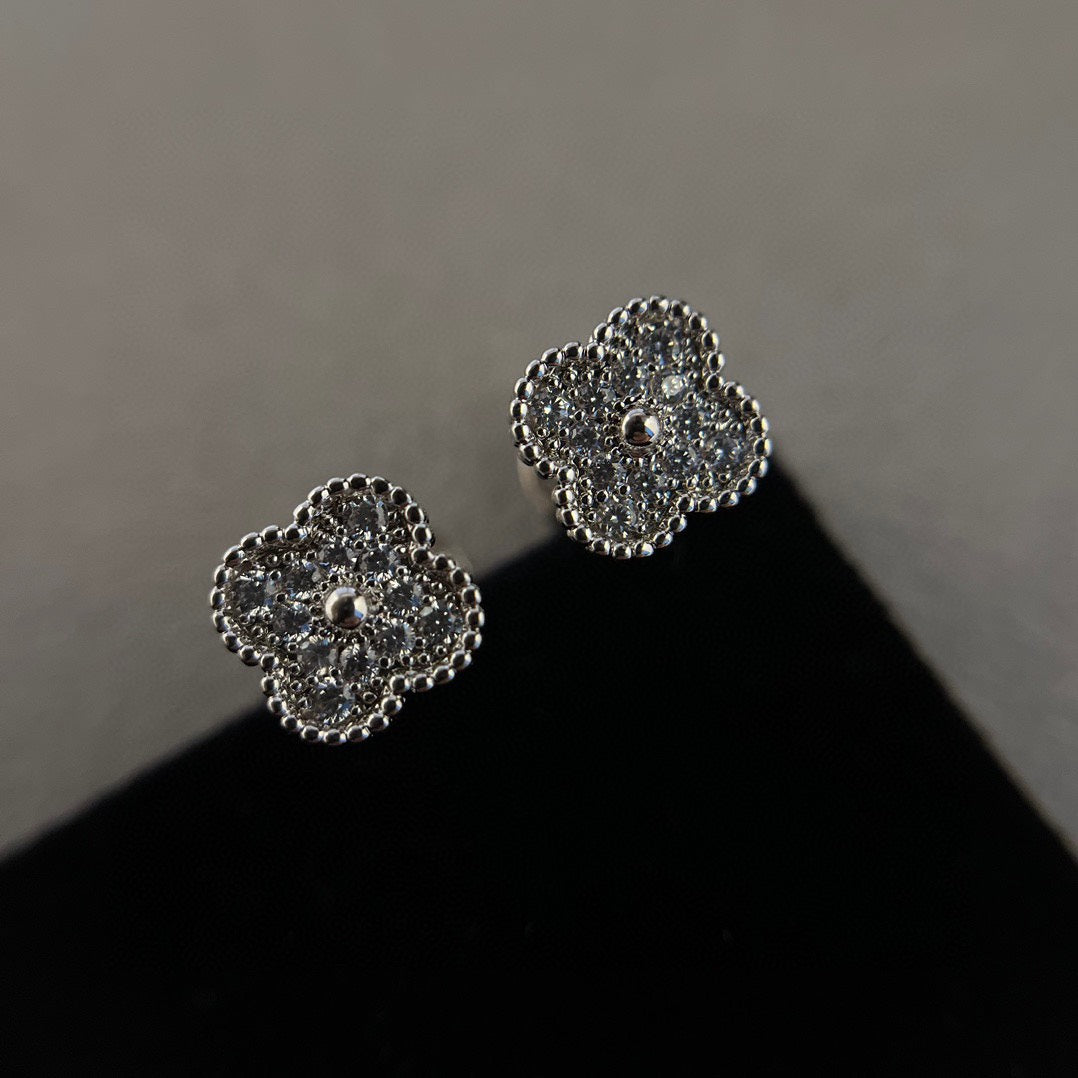 ¡®Veyra Jewelry¡¯CLOVER MINI DIAMOND STUD EARRINGS